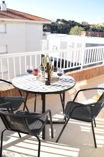Alegre Apto Con Piscina a 300m de la Playa. in Blanes, Spain
