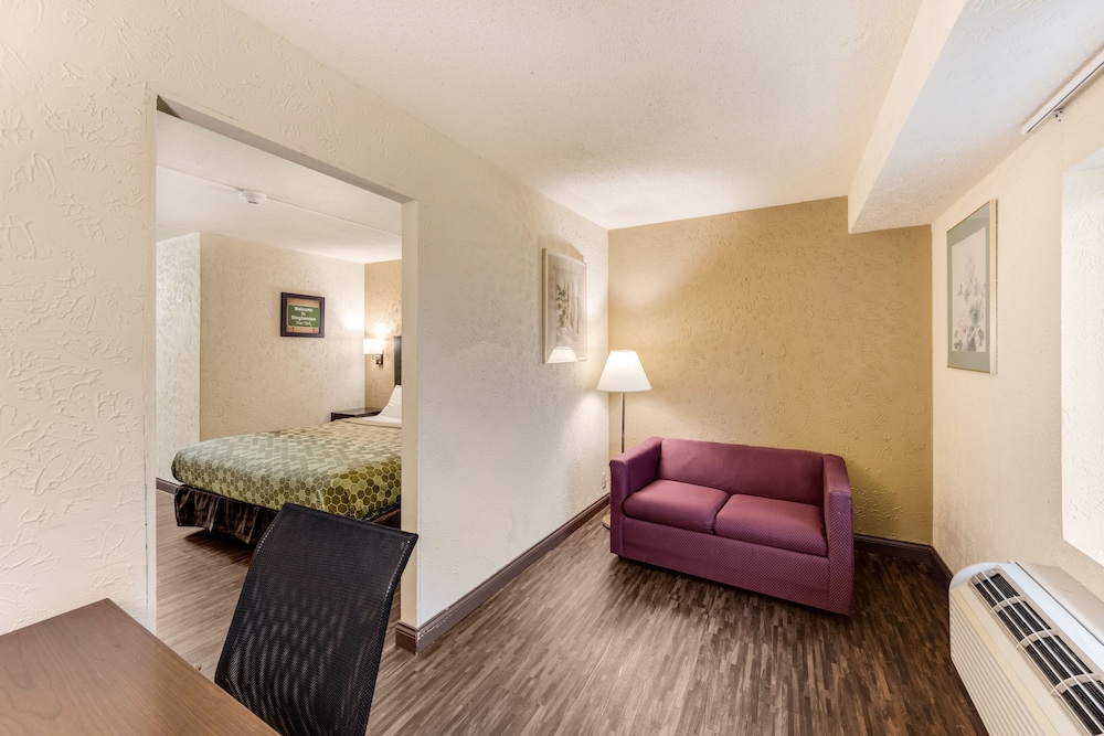 Econo Lodge Inn And Suites - photo 19