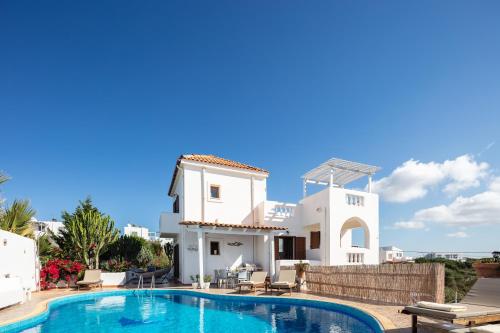 Villa Aliki Aegean Sea Breeze 750m from the Beach — 4-Star Luxury Hotel in Souda, Greece
