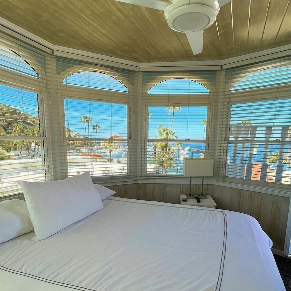 Glenmore Plaza Hotel in Avalon, United States