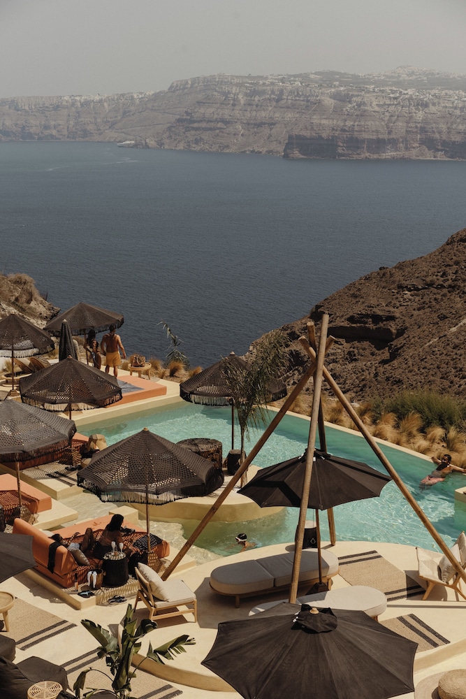 Divino Caldera - carbon neutral hotel in Fira