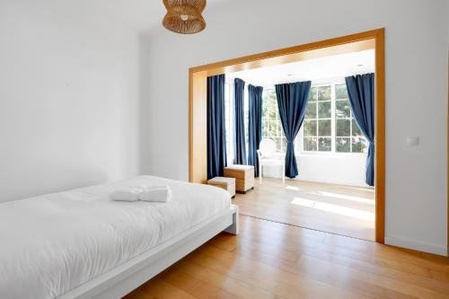 Sunny Villa in Lagoa de Albufeira private pool by Lisbeyond — 4-Star Luxury Hotel in Sesimbra, Portugal