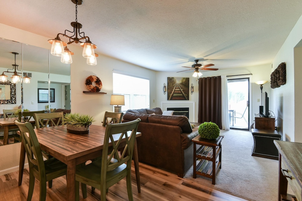 Southern Paradise Resort Amenities Close to Downtown and the Branson Landing - photo 17