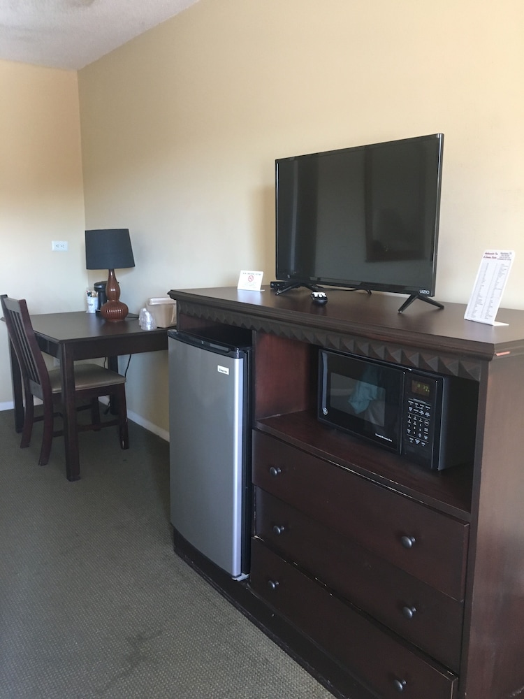 Ambassador Inn And Suites - photo 30