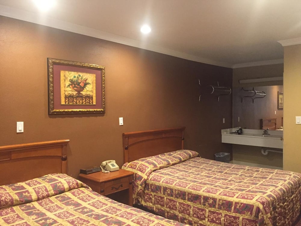Beverly Inn - photo 21