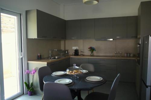 Nelli's Home Near the Airport Sea And Port — 4-Star Luxury Hotel in Artemida, Greece