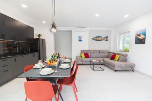 House Bartulovic Jan Apartment with a pool — 4-Star Luxury Hotel in Ston, Croatia