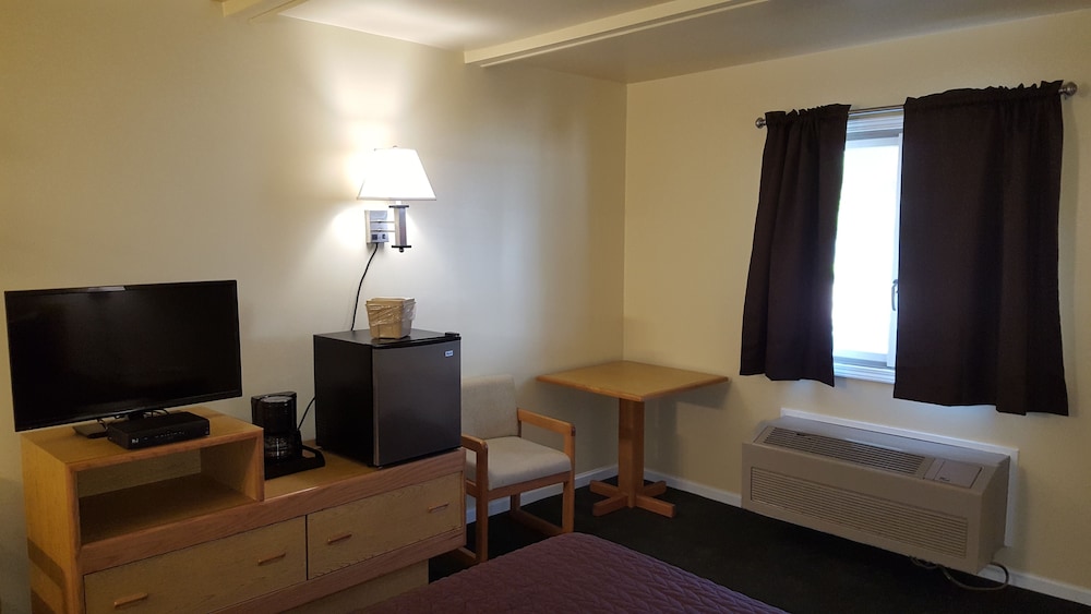 Captain's Quarters Motel - photo 10