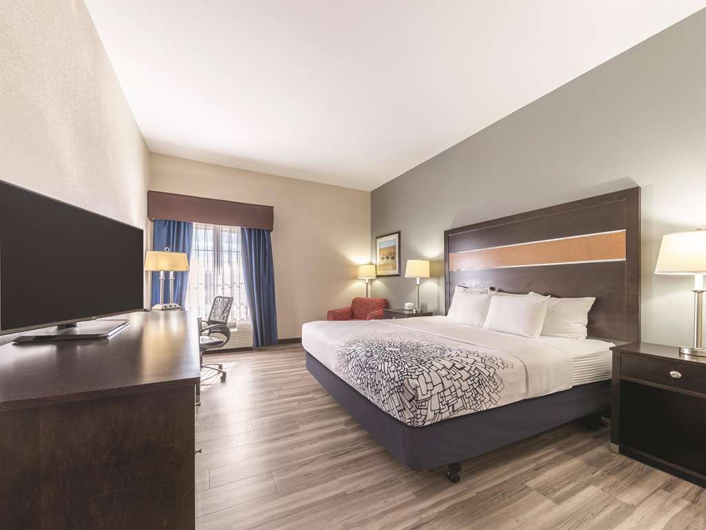 La Quinta Inn & Suites by Wyndham Tulsa Catoosa Route 66 - photo 32