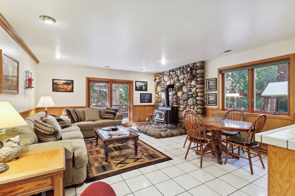 Lake Tahoe Family Home with Hot Tub and Game Room — 4-Star Luxury Hotel in Incline Village, United States