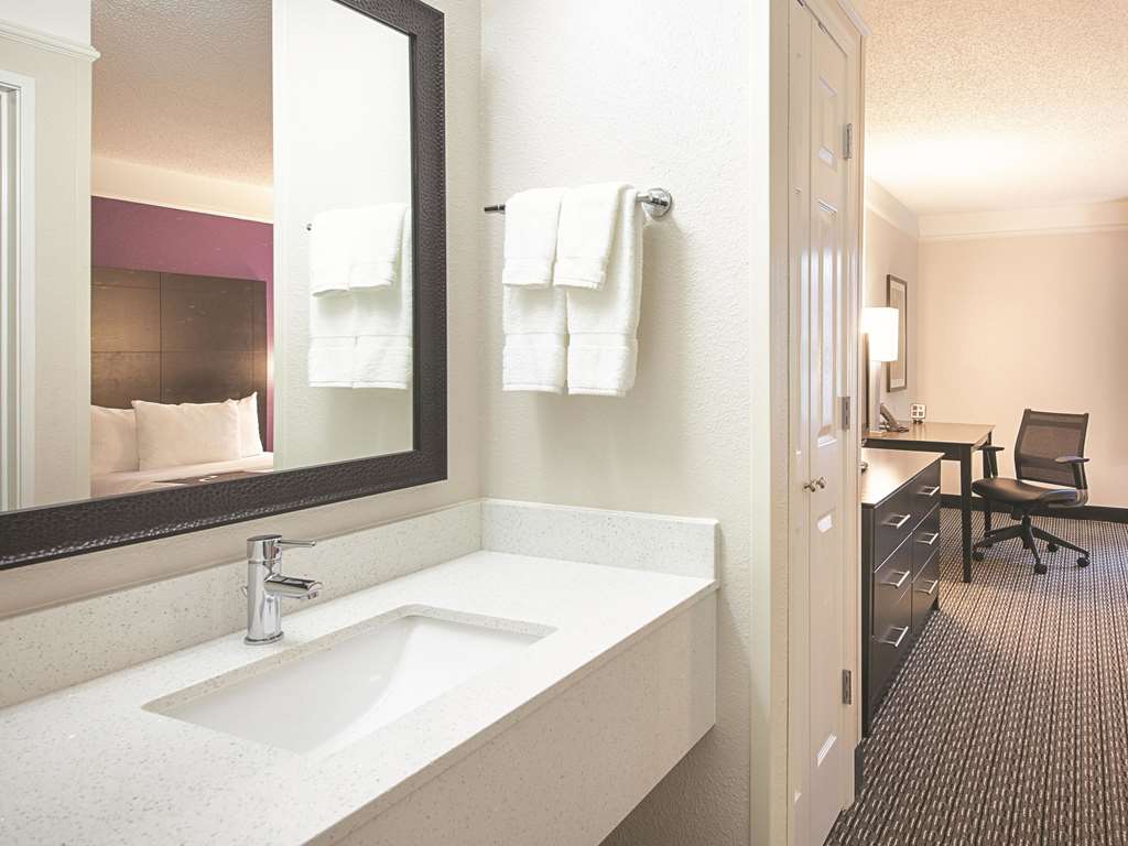La Quinta Inn & Suites by Wyndham Austin Round Rock - photo 26