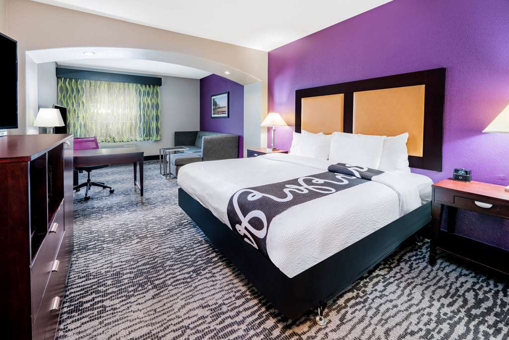 La Quinta Inn & Suites by Wyndham DFW Airport West Bedford - photo 22