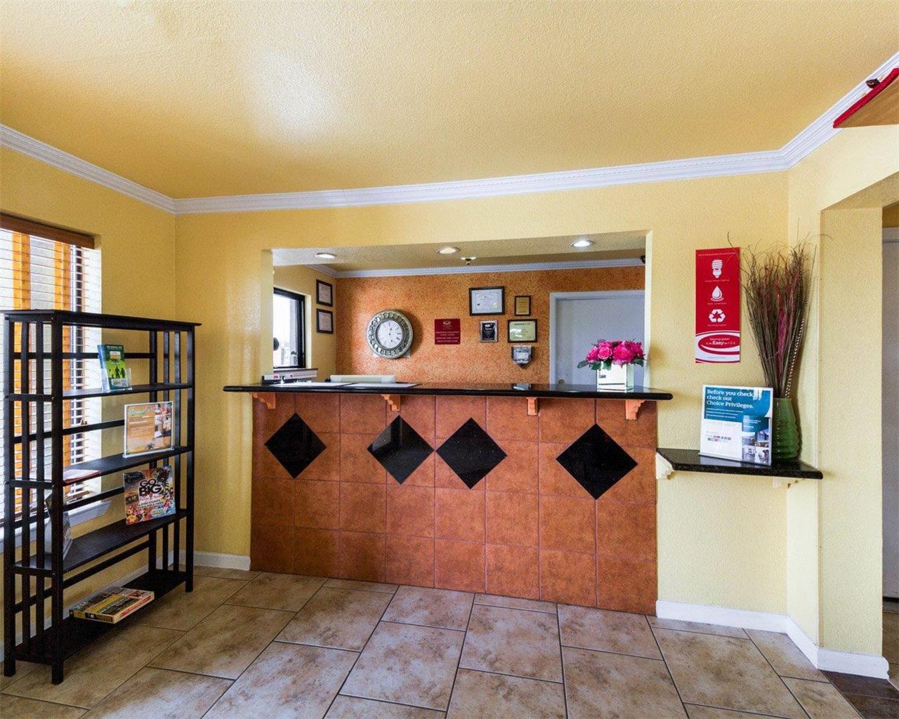 Econo Lodge Inn & Suites Coliseum - photo 6