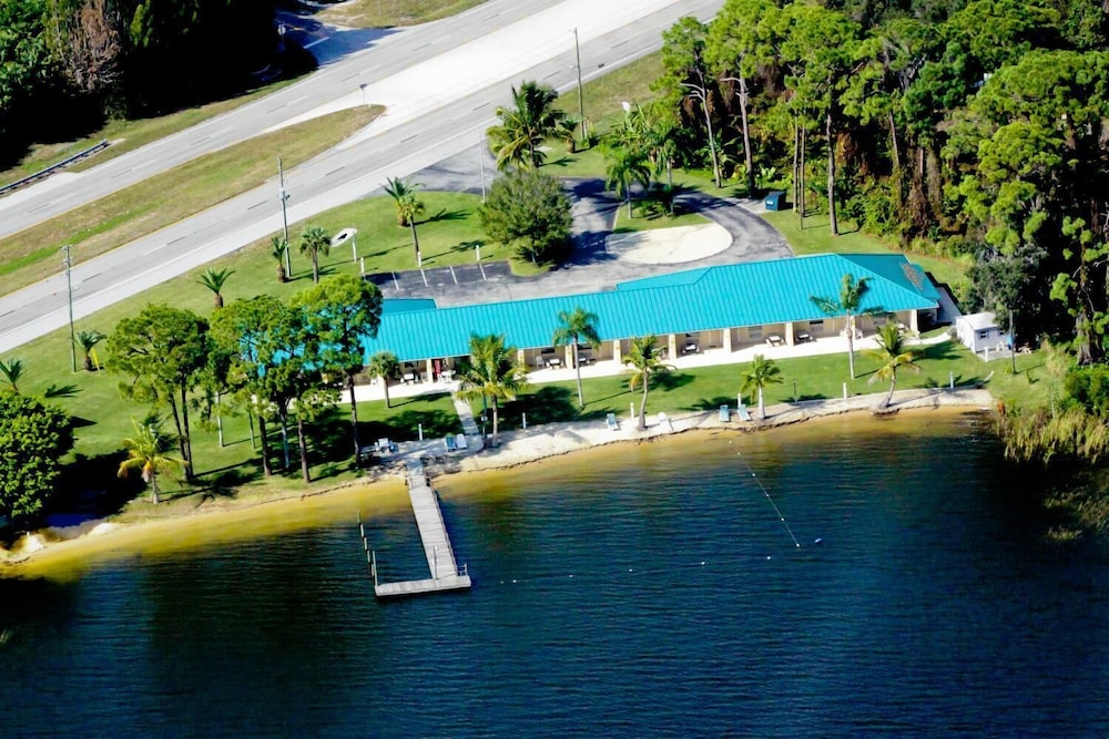 Lake Grassy Inn & Suites - photo 18