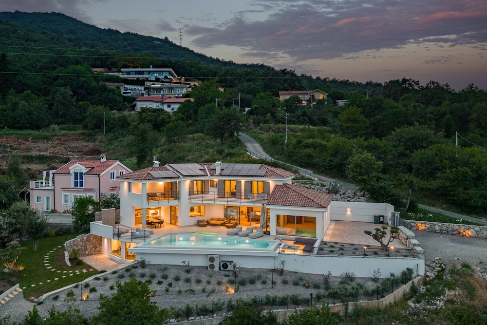 Luxury Villa Dana Indoor Pool and Sauna — 4-Star Luxury Hotel in Matulji, Croatia