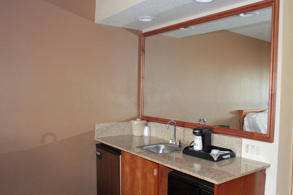 Holiday Inn Express Hotel & Suites Corning by IHG - photo 17