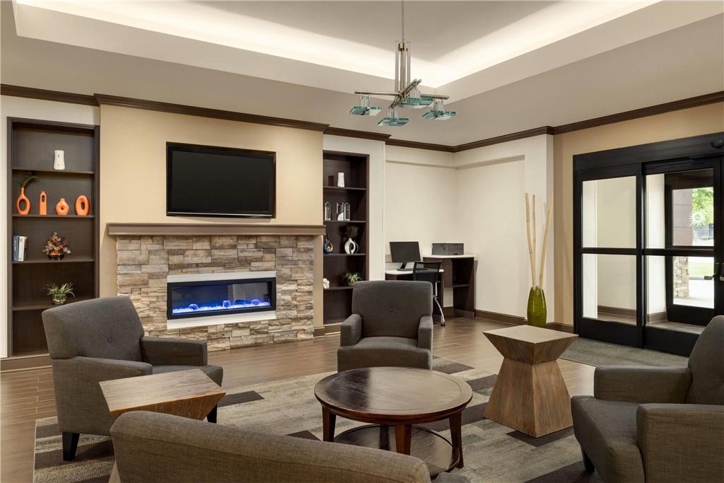 La Quinta Inn & Suites by Wyndham Memphis Wolfchase - photo 7
