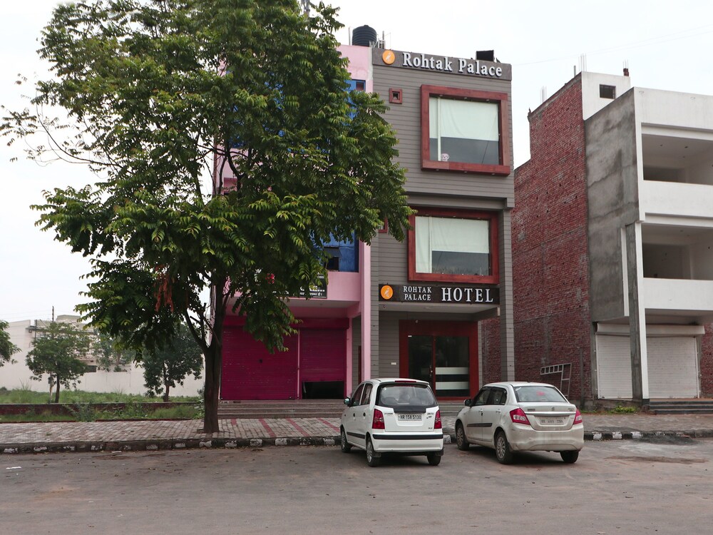 OYO 16678 Rohtak Palace in Rohtak, India