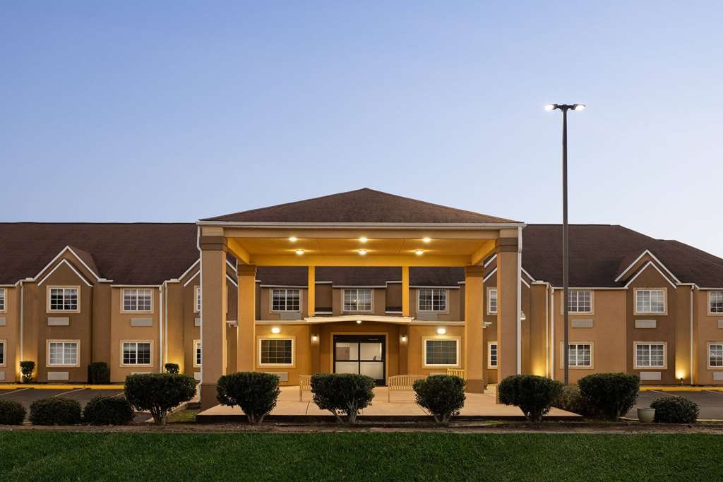 Days Inn by Wyndham Jackson Downtown - photo 3