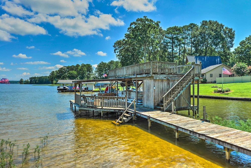 Beautiful Lakefront Retreat with Dock and Grill — hotel in Littleton