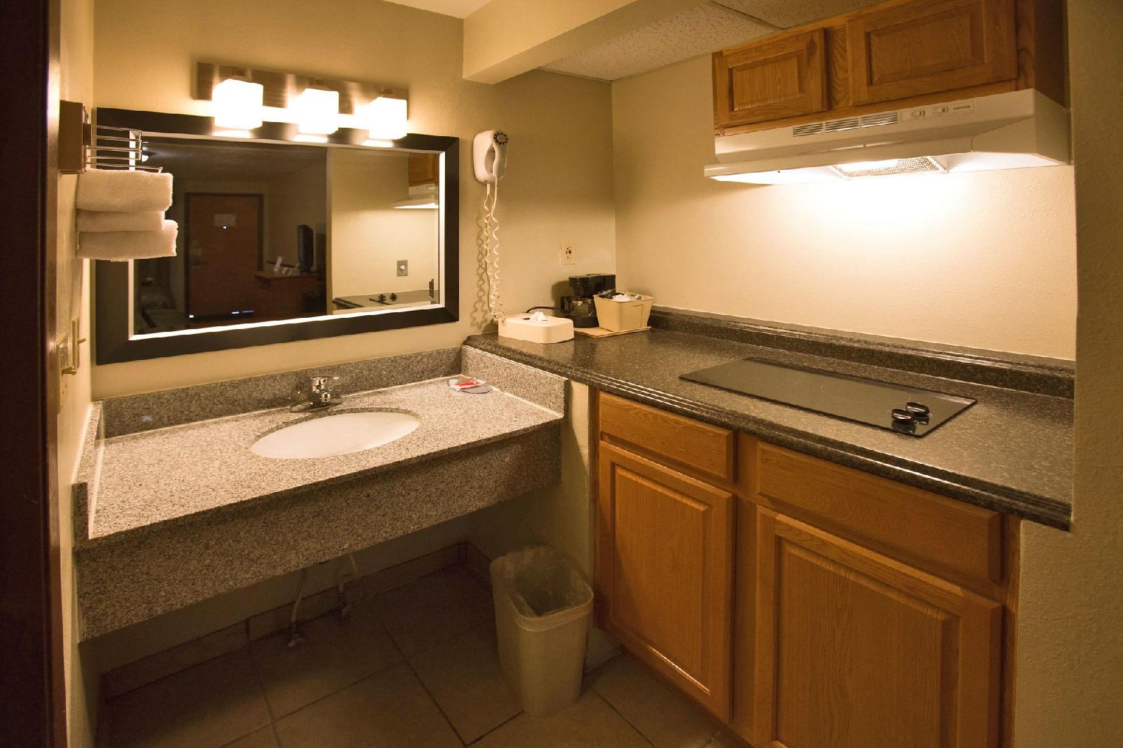 Econo Lodge Downtown - photo 25
