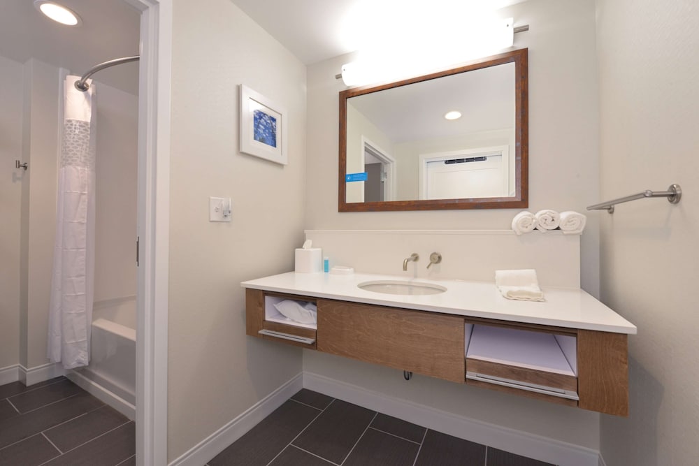 Hampton Inn & Suites Cincinnati Mason - photo 34
