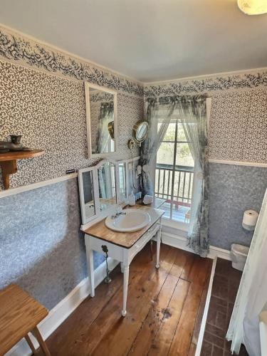 Downtown Parking Room With a View Piedmont in Eureka Springs, United States