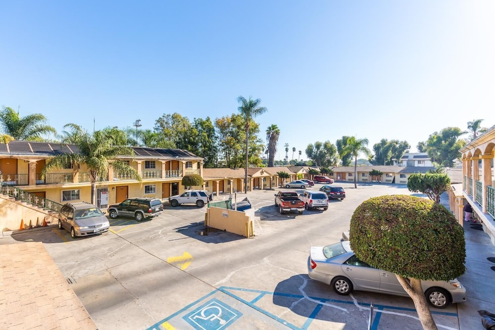 Colonial Pool & Spa Motel - photo 3