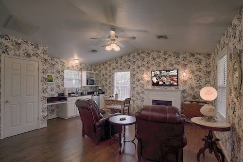 All Seasons Main Street Retreat - photo 3