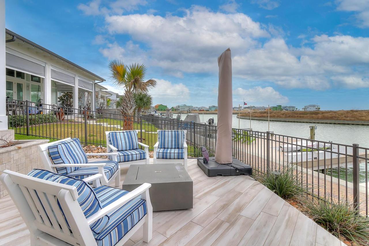 Waterfront Paradise Private Pool & Dock Poolside TV & Multi TV Game Room in Rockport, United States