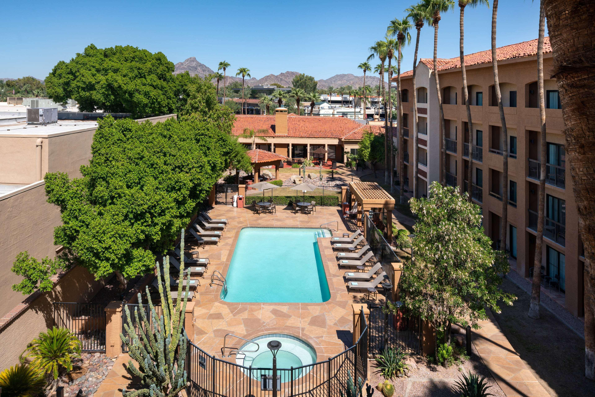 Sonesta Select Phoenix Camelback - carbon neutral hotel in Phoenix
