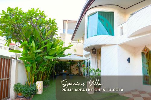 Low Rise House for Groups Near BTS & EmDistrict For Spacious Cozy Stay
