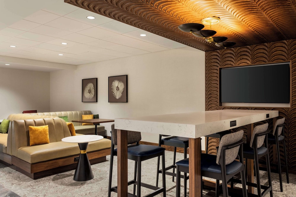 Hampton Inn Columbia Downtown Historic District - photo 3