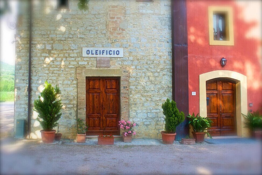 RossoPorpora Agriturismo Colle Cardinale — 4-Star Luxury Hotel in Perugia, Italy