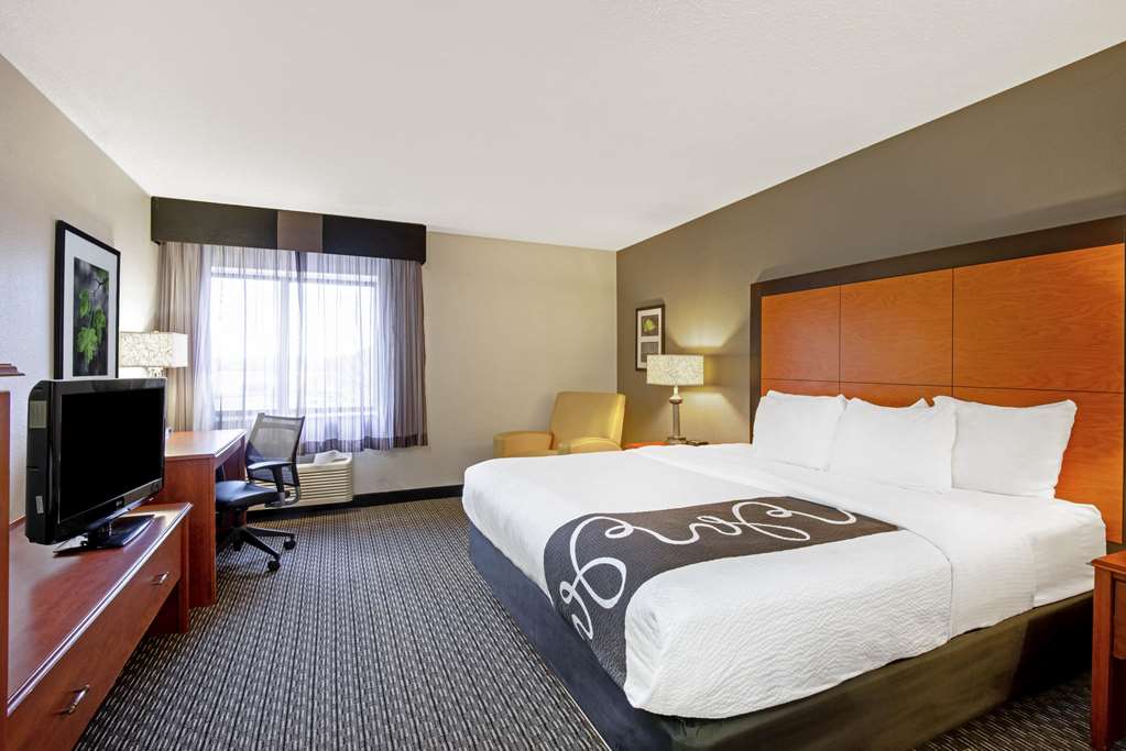 La Quinta Inn & Suites by Wyndham Harrisburg Airport Hershey - photo 11