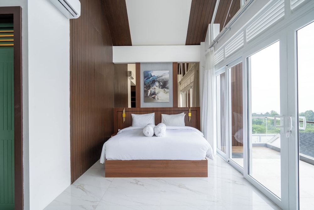 Royal Urban Resort — hotel in Caringin