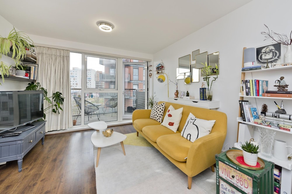 Bright Greenwich Flat Near Canary Wharf by Underthedoormat — 4-Star Luxury Hotel in London, United Kingdom