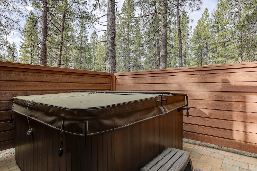 7 Cedar Private Cul de sac include Hot Tub with Forest View by RedAwning - photo 22
