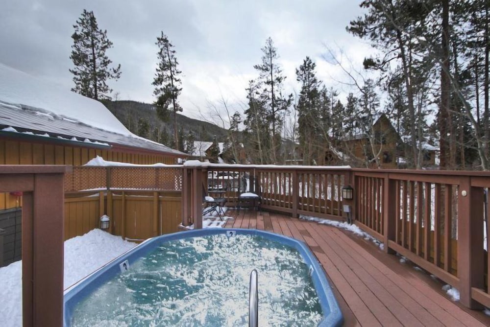Charming Condo Nestled in the East Keystone Resort Neighborhood Shuttle to Ski Slopes Outdoor Pool and Hot Tub - photo 12