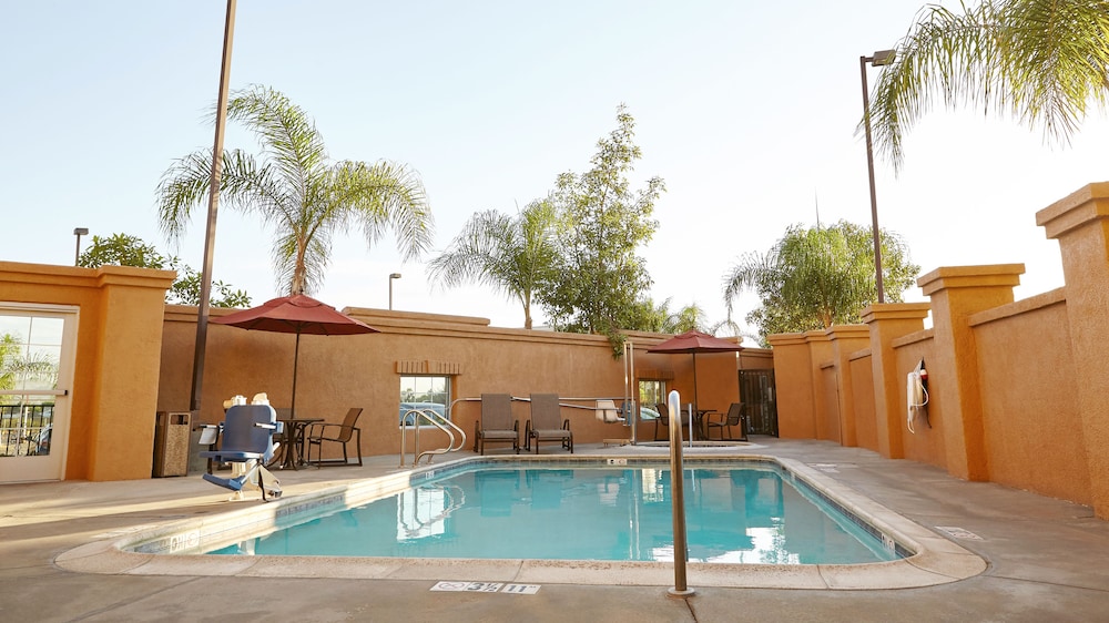 Holiday Inn Express & Suites Corona by IHG - photo 39