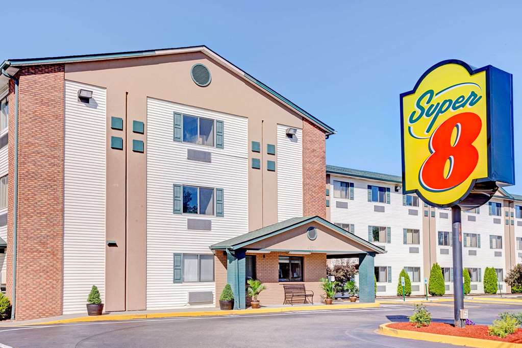 Super 8 by Wyndham Louisville Airport - featured photo