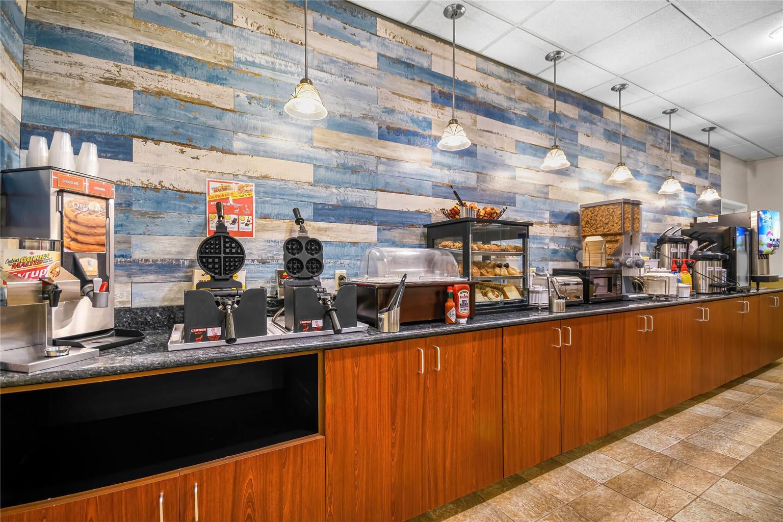 La Quinta Inn & Suites by Wyndham Stonington Mystic Area - photo 9
