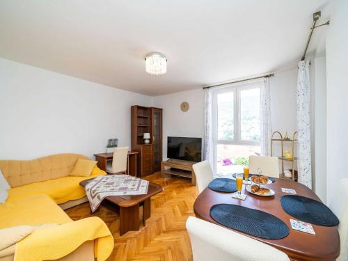 Apartment Klaudia Two Bedroom Apartment with Balcony