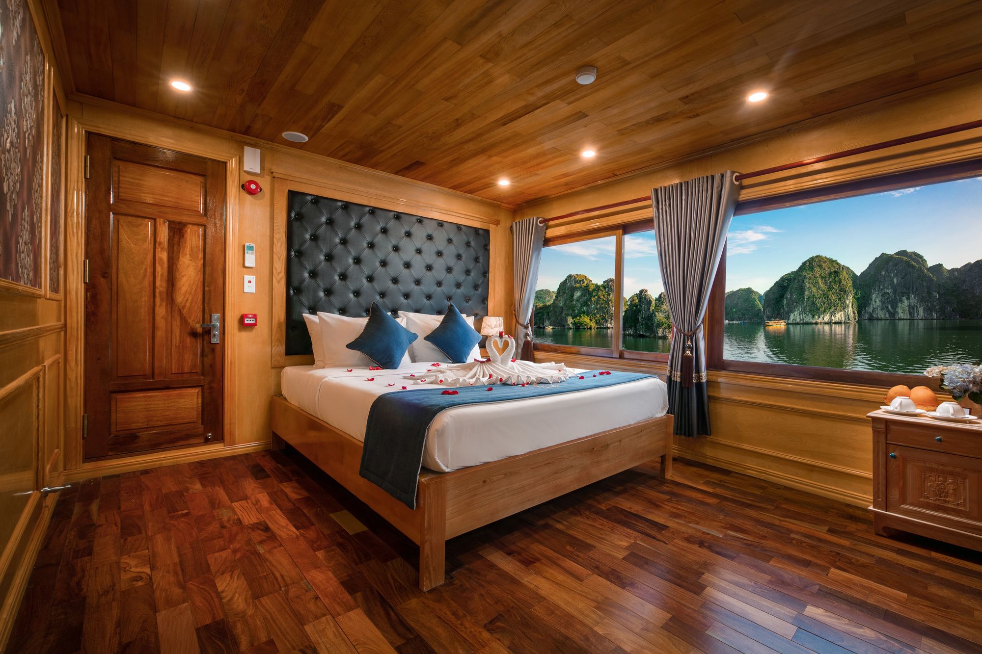 Venezia Cruises — 4-Star Luxury Hotel in Ha Long, Vietnam