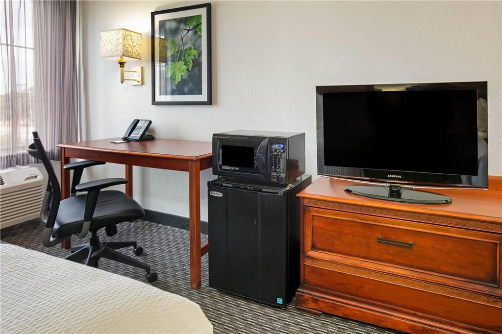 La Quinta Inn & Suites by Wyndham DFW Airport South Irving - photo 22