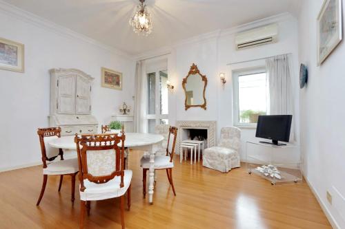 RomeAsYouLike Arancio Apartments N 9 — 4-Star Luxury Hotel in Rome, Italy
