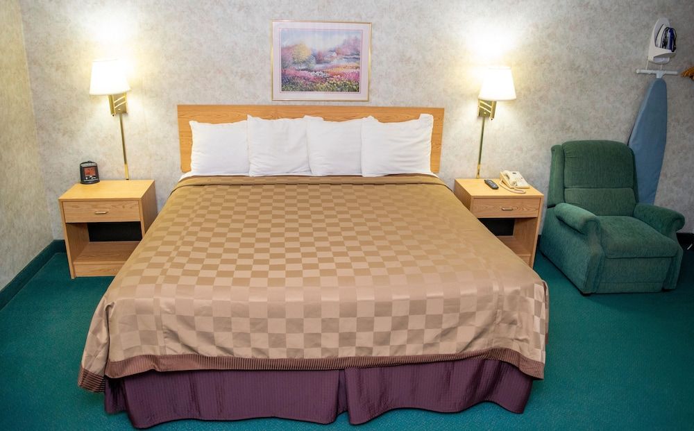 Regency Inn Perrysburg - photo 9