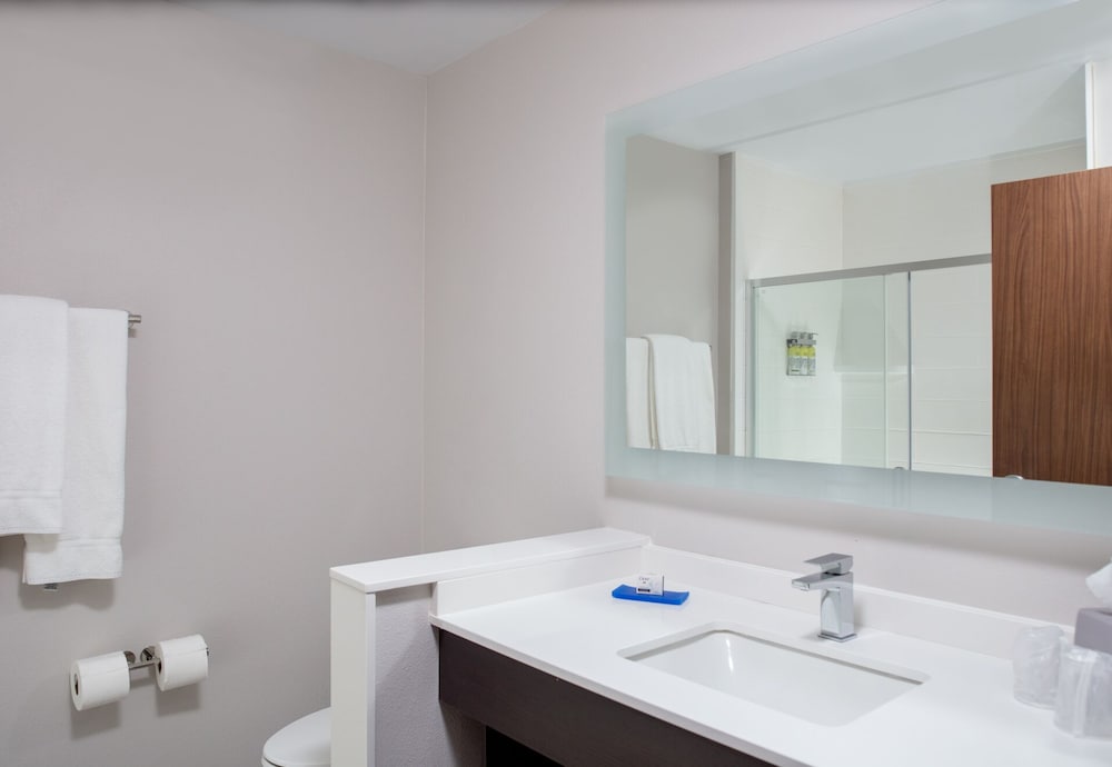 Holiday Inn Express and Suites El Paso North by IHG - photo 18