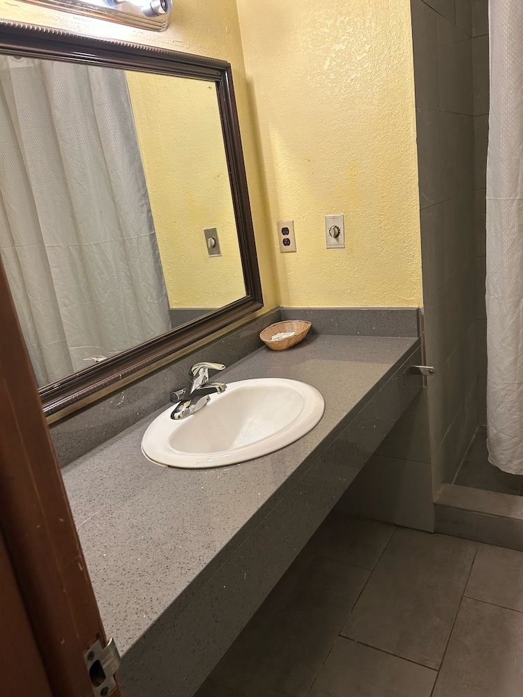 Hillcrest Motel By OYO Aurora IN Near Lawrenceburg - photo 26