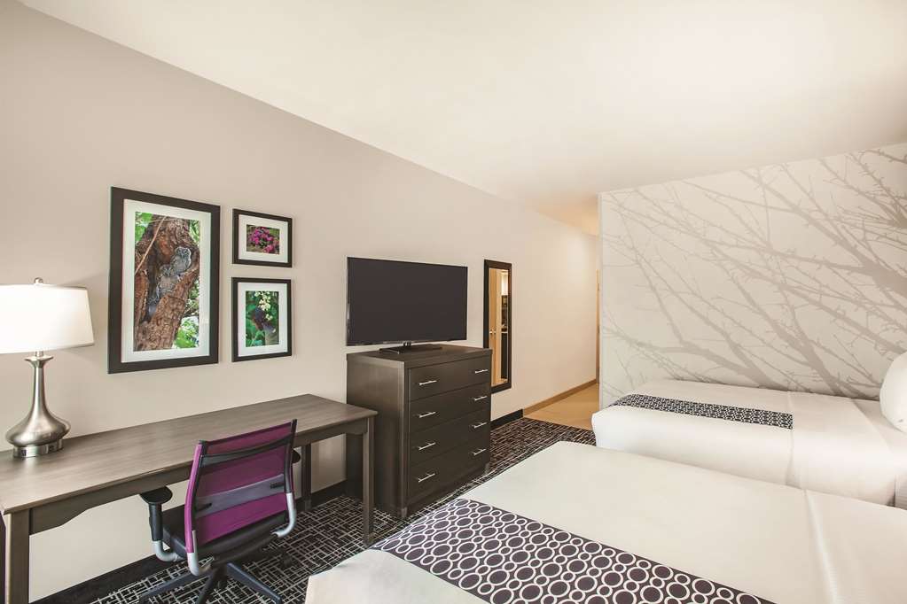 La Quinta Inn & Suites by Wyndham McAllen La Plaza Mall - photo 13